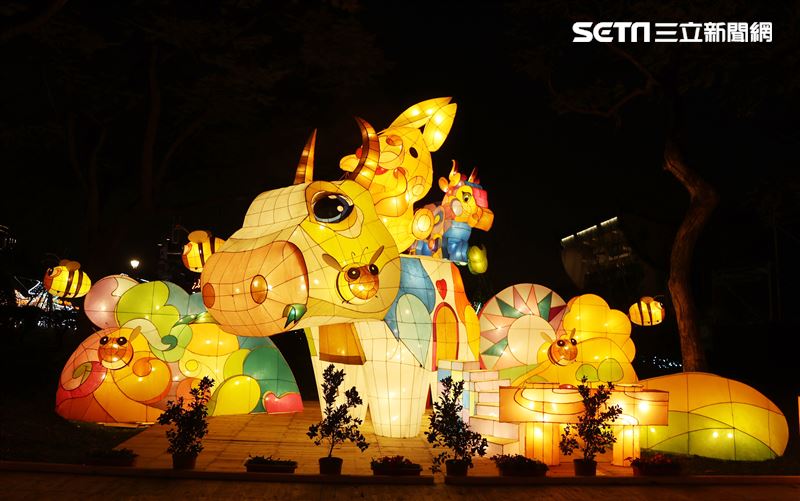 2023台灣燈會台北登場，主燈「玉兔壯彩」總高達22公尺的Robot造型科技玉兔主燈，巨型玉兔身著太空裝很有科技感，燈會現場結合在地民間宗教、企業及學校團體共同參與創作，讓民眾有不同的視覺。（記者邱榮吉/攝影）