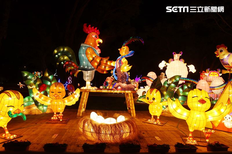 2023台灣燈會台北登場，主燈「玉兔壯彩」總高達22公尺的Robot造型科技玉兔主燈，巨型玉兔身著太空裝很有科技感，燈會現場結合在地民間宗教、企業及學校團體共同參與創作，讓民眾有不同的視覺。（記者邱榮吉/攝影）