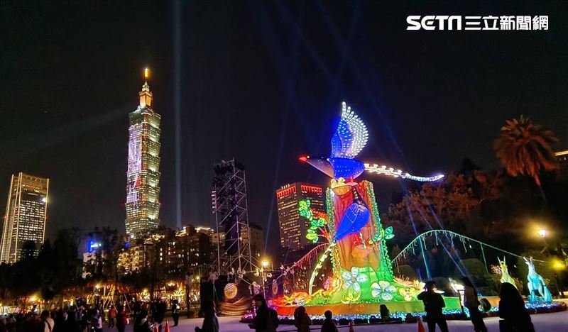 2023台灣燈會台北登場，主燈「玉兔壯彩」總高達22公尺的Robot造型科技玉兔主燈，巨型玉兔身著太空裝很有科技感，燈會現場結合在地民間宗教、企業及學校團體共同參與創作，讓民眾有不同的視覺。（記者邱榮吉/攝影）