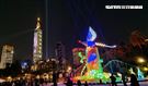 2023台灣燈會台北登場，主燈「玉兔壯彩」總高達22公尺的Robot造型科技玉兔主燈，巨型玉兔身著太空裝很有科技感，燈會現場結合在地民間宗教、企業及學校團體共同參與創作，讓民眾有不同的視覺。（記者邱榮吉/攝影）
