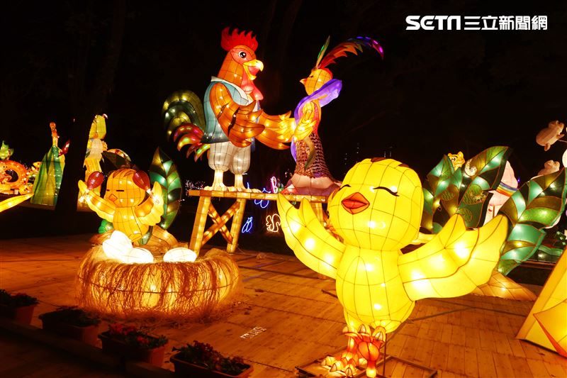 2023台灣燈會台北登場，主燈「玉兔壯彩」總高達22公尺的Robot造型科技玉兔主燈，巨型玉兔身著太空裝很有科技感，燈會現場結合在地民間宗教、企業及學校團體共同參與創作，讓民眾有不同的視覺。（記者邱榮吉/攝影）