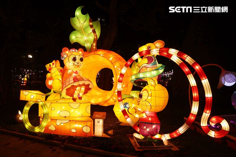 2023台灣燈會台北登場，主燈「玉兔壯彩」總高達22公尺的Robot造型科技玉兔主燈，巨型玉兔身著太空裝很有科技感，燈會現場結合在地民間宗教、企業及學校團體共同參與創作，讓民眾有不同的視覺。（記者邱榮吉/攝影）