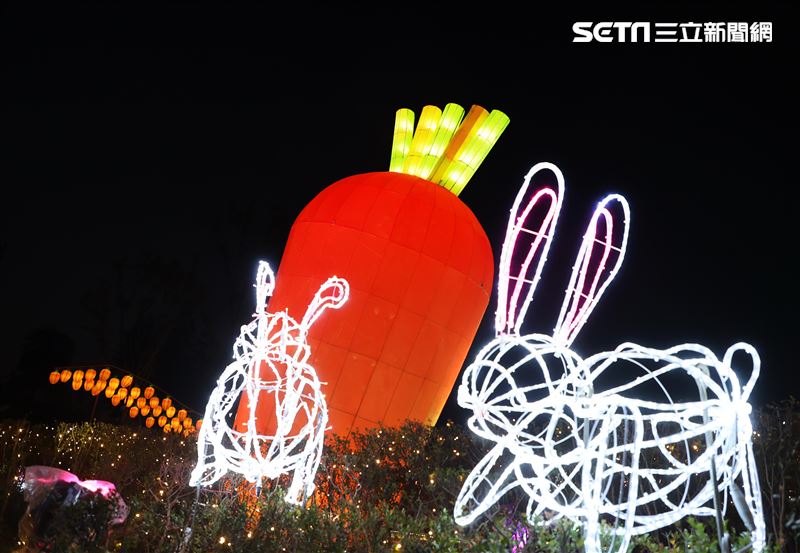 2023台灣燈會台北登場，主燈「玉兔壯彩」總高達22公尺的Robot造型科技玉兔主燈，巨型玉兔身著太空裝很有科技感，燈會現場結合在地民間宗教、企業及學校團體共同參與創作，讓民眾有不同的視覺。（記者邱榮吉/攝影）