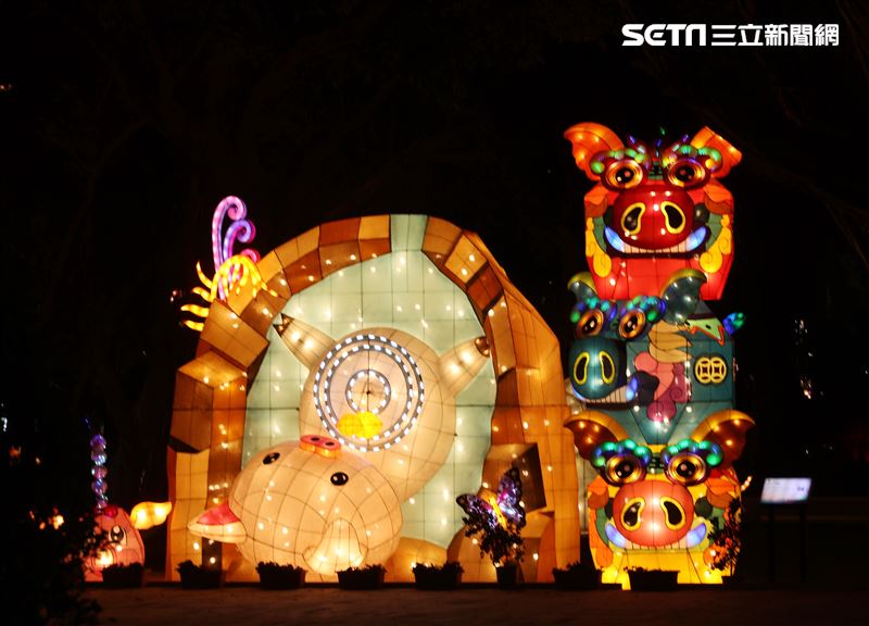 2023台灣燈會台北登場，主燈「玉兔壯彩」總高達22公尺的Robot造型科技玉兔主燈，巨型玉兔身著太空裝很有科技感，燈會現場結合在地民間宗教、企業及學校團體共同參與創作，讓民眾有不同的視覺。（記者邱榮吉/攝影）