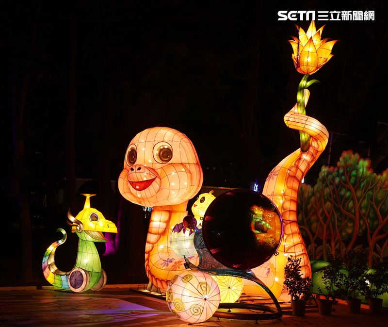 2023台灣燈會台北登場，主燈「玉兔壯彩」總高達22公尺的Robot造型科技玉兔主燈，巨型玉兔身著太空裝很有科技感，燈會現場結合在地民間宗教、企業及學校團體共同參與創作，讓民眾有不同的視覺。（記者邱榮吉/攝影）