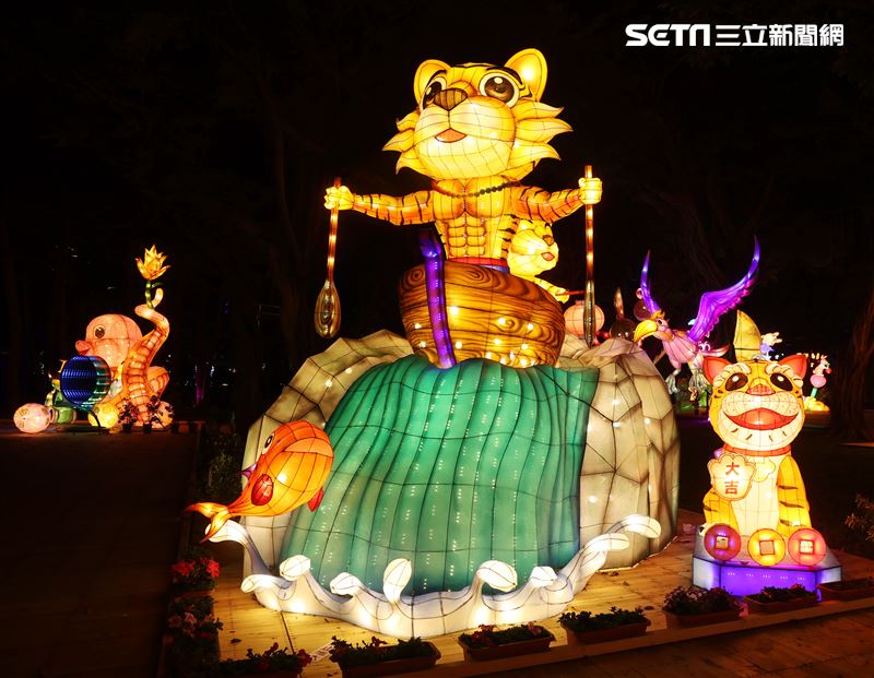 2023台灣燈會台北登場，主燈「玉兔壯彩」總高達22公尺的Robot造型科技玉兔主燈，巨型玉兔身著太空裝很有科技感，燈會現場結合在地民間宗教、企業及學校團體共同參與創作，讓民眾有不同的視覺。（記者邱榮吉/攝影）