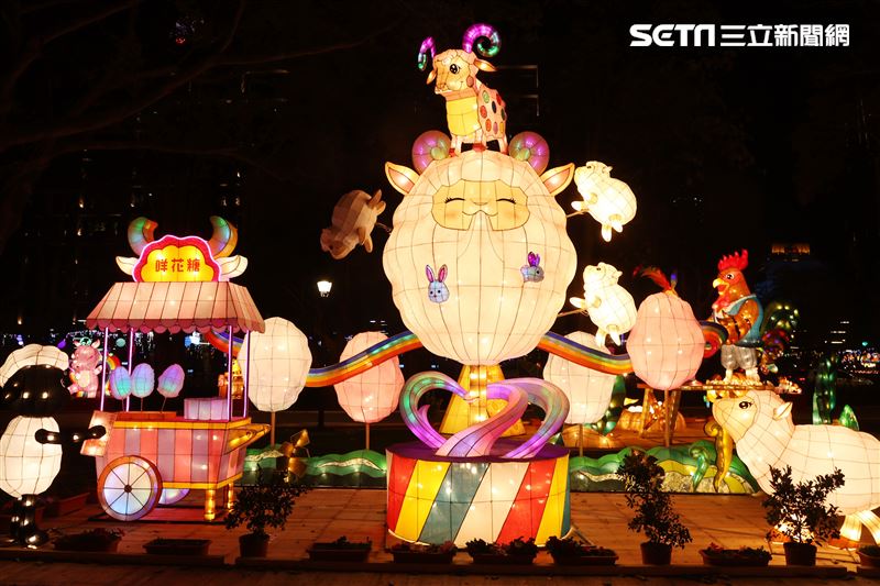 2023台灣燈會台北登場，主燈「玉兔壯彩」總高達22公尺的Robot造型科技玉兔主燈，巨型玉兔身著太空裝很有科技感，燈會現場結合在地民間宗教、企業及學校團體共同參與創作，讓民眾有不同的視覺。（記者邱榮吉/攝影）