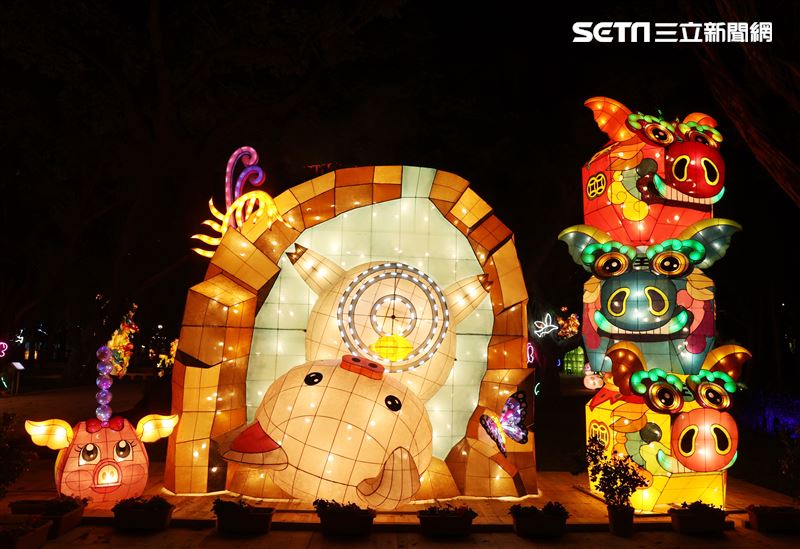 2023台灣燈會台北登場，主燈「玉兔壯彩」總高達22公尺的Robot造型科技玉兔主燈，巨型玉兔身著太空裝很有科技感，燈會現場結合在地民間宗教、企業及學校團體共同參與創作，讓民眾有不同的視覺。（記者邱榮吉/攝影）