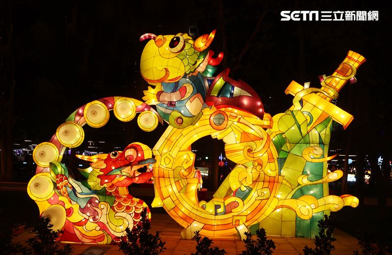 2023台灣燈會台北登場，主燈「玉兔壯彩」總高達22公尺的Robot造型科技玉兔主燈，巨型玉兔身著太空裝很有科技感，燈會現場結合在地民間宗教、企業及學校團體共同參與創作，讓民眾有不同的視覺。（記者邱榮吉/攝影）