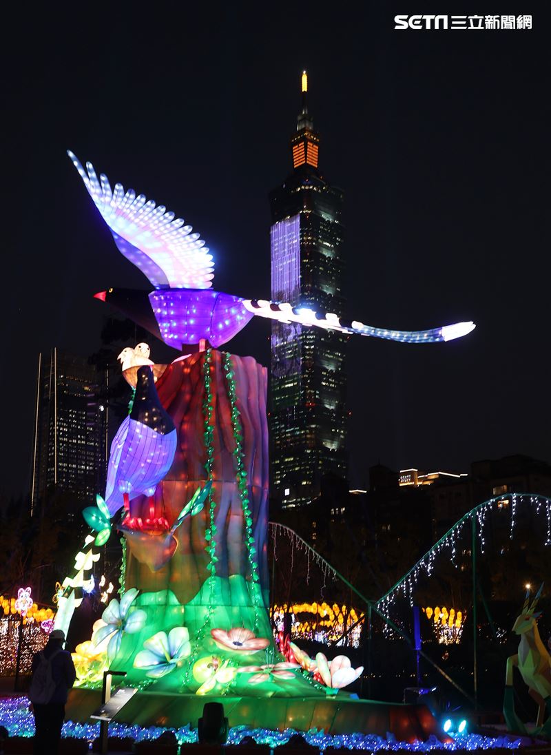 2023台灣燈會台北登場，主燈「玉兔壯彩」總高達22公尺的Robot造型科技玉兔主燈，巨型玉兔身著太空裝很有科技感，燈會現場結合在地民間宗教、企業及學校團體共同參與創作，讓民眾有不同的視覺。（記者邱榮吉/攝影）