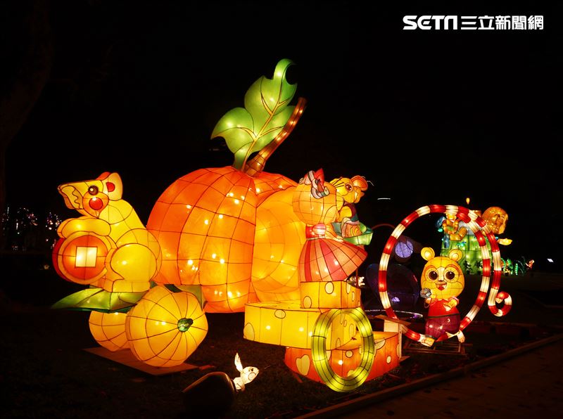 2023台灣燈會台北登場，主燈「玉兔壯彩」總高達22公尺的Robot造型科技玉兔主燈，巨型玉兔身著太空裝很有科技感，燈會現場結合在地民間宗教、企業及學校團體共同參與創作，讓民眾有不同的視覺。（記者邱榮吉/攝影）