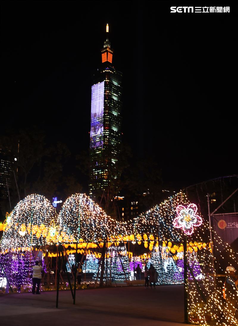 2023台灣燈會台北登場，主燈「玉兔壯彩」總高達22公尺的Robot造型科技玉兔主燈，巨型玉兔身著太空裝很有科技感，燈會現場結合在地民間宗教、企業及學校團體共同參與創作，讓民眾有不同的視覺。（記者邱榮吉/攝影）