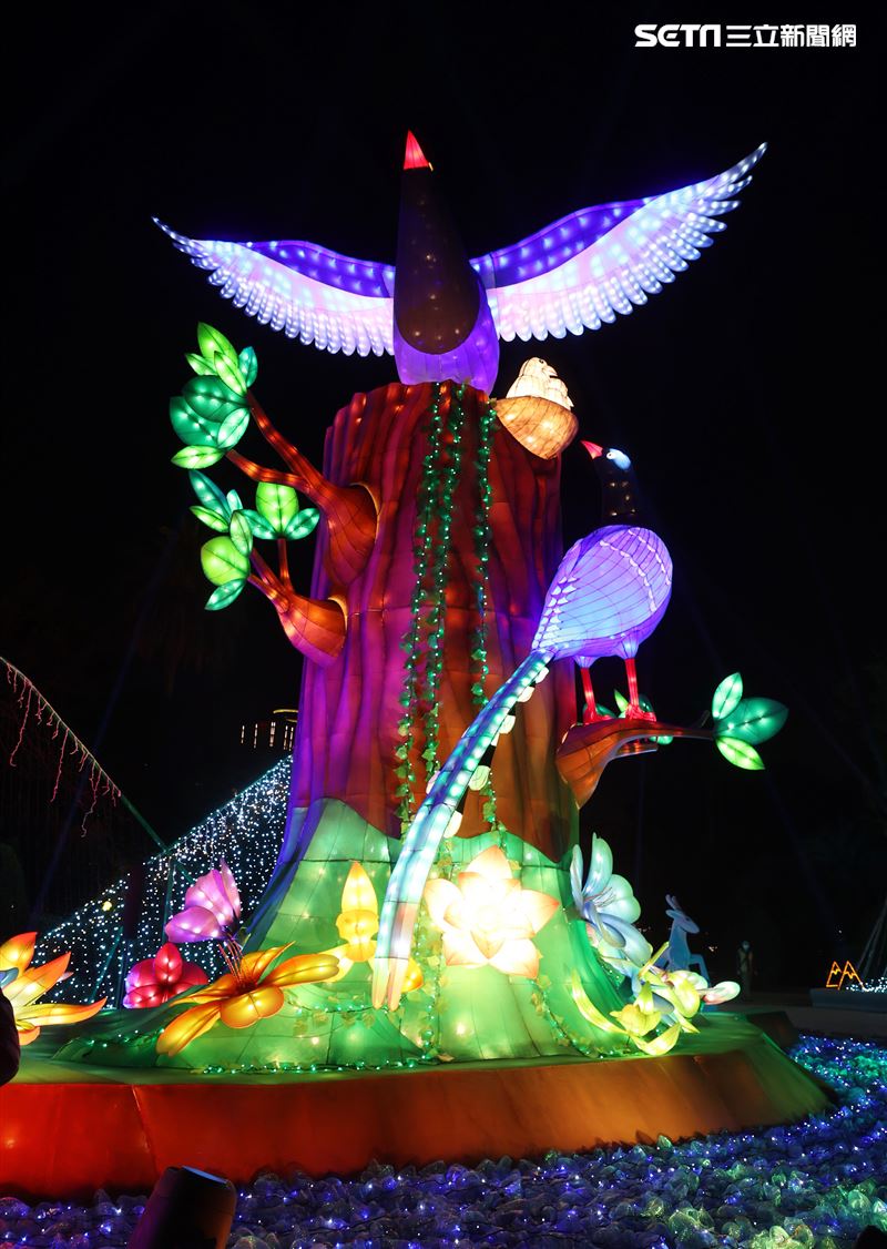 2023台灣燈會台北登場，主燈「玉兔壯彩」總高達22公尺的Robot造型科技玉兔主燈，巨型玉兔身著太空裝很有科技感，燈會現場結合在地民間宗教、企業及學校團體共同參與創作，讓民眾有不同的視覺。（記者邱榮吉/攝影）