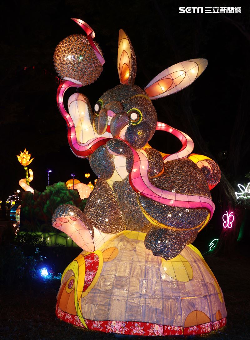 2023台灣燈會台北登場，主燈「玉兔壯彩」總高達22公尺的Robot造型科技玉兔主燈，巨型玉兔身著太空裝很有科技感，燈會現場結合在地民間宗教、企業及學校團體共同參與創作，讓民眾有不同的視覺。（記者邱榮吉/攝影）