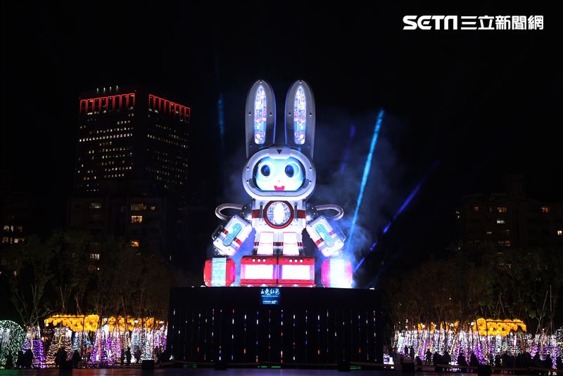 2023台灣燈會台北登場，主燈「玉兔壯彩」總高達22公尺的Robot造型科技玉兔主燈，巨型玉兔身著太空裝很有科技感，燈會現場結合在地民間宗教、企業及學校團體共同參與創作，讓民眾有不同的視覺。（記者邱榮吉/攝影）