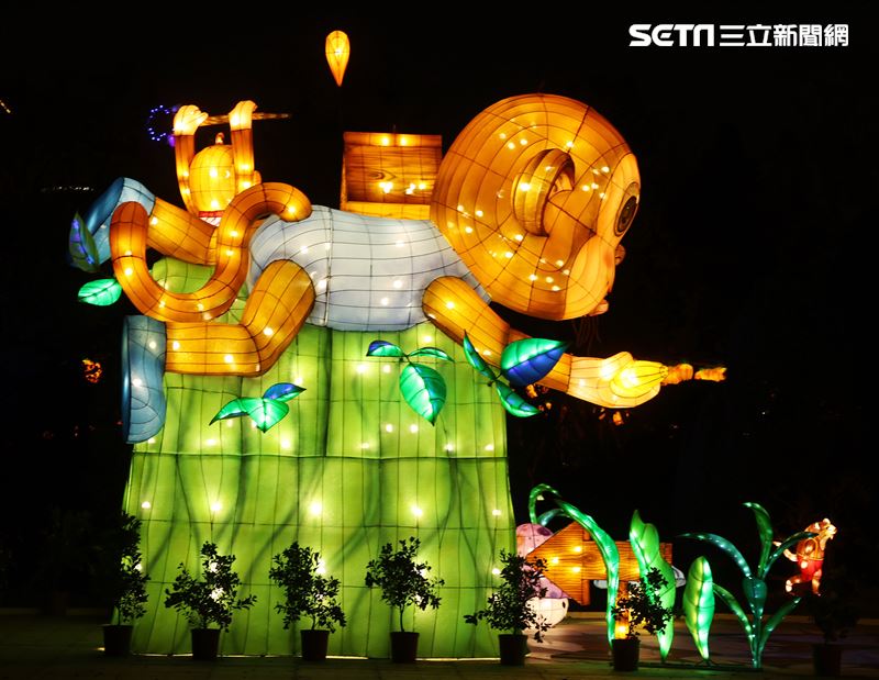 2023台灣燈會台北登場，主燈「玉兔壯彩」總高達22公尺的Robot造型科技玉兔主燈，巨型玉兔身著太空裝很有科技感，燈會現場結合在地民間宗教、企業及學校團體共同參與創作，讓民眾有不同的視覺。（記者邱榮吉/攝影）