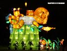 2023台灣燈會台北登場，主燈「玉兔壯彩」總高達22公尺的Robot造型科技玉兔主燈，巨型玉兔身著太空裝很有科技感，燈會現場結合在地民間宗教、企業及學校團體共同參與創作，讓民眾有不同的視覺。（記者邱榮吉/攝影）