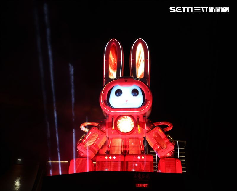 2023台灣燈會台北登場，主燈「玉兔壯彩」總高達22公尺的Robot造型科技玉兔主燈，巨型玉兔身著太空裝很有科技感，燈會現場結合在地民間宗教、企業及學校團體共同參與創作，讓民眾有不同的視覺。（記者邱榮吉/攝影）