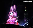 2023台灣燈會台北登場，主燈「玉兔壯彩」總高達22公尺的Robot造型科技玉兔主燈，巨型玉兔身著太空裝很有科技感，燈會現場結合在地民間宗教、企業及學校團體共同參與創作，讓民眾有不同的視覺。（記者邱榮吉/攝影）