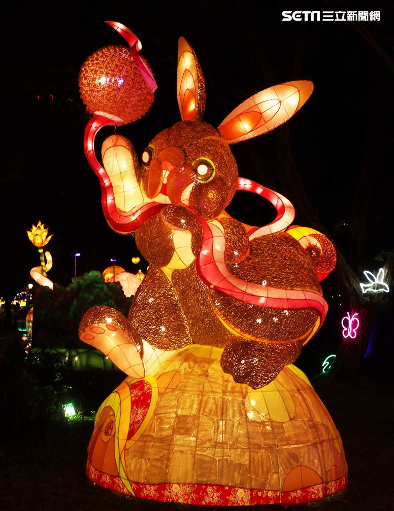 2023台灣燈會台北登場，主燈「玉兔壯彩」總高達22公尺的Robot造型科技玉兔主燈，巨型玉兔身著太空裝很有科技感，燈會現場結合在地民間宗教、企業及學校團體共同參與創作，讓民眾有不同的視覺。（記者邱榮吉/攝影）