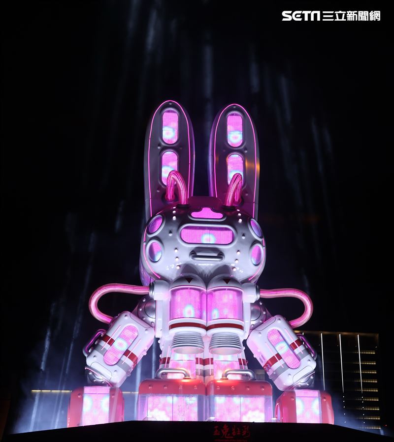 2023台灣燈會台北登場，主燈「玉兔壯彩」總高達22公尺的Robot造型科技玉兔主燈，巨型玉兔身著太空裝很有科技感，燈會現場結合在地民間宗教、企業及學校團體共同參與創作，讓民眾有不同的視覺。（記者邱榮吉/攝影）