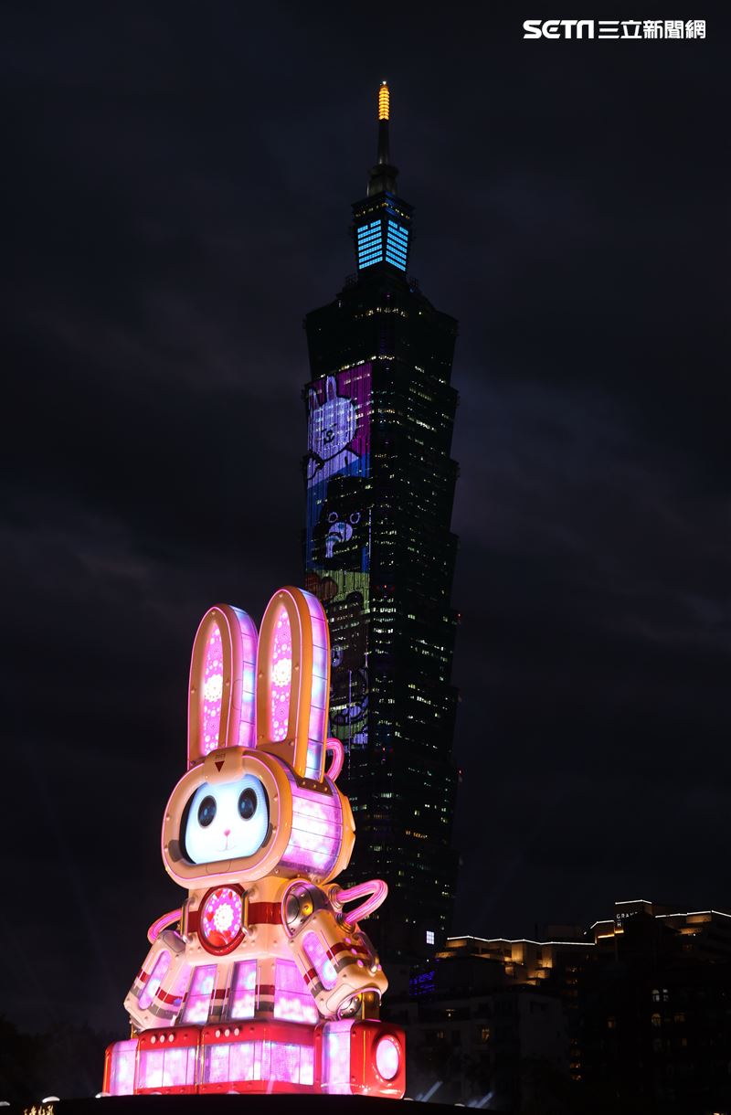 2023台灣燈會台北登場，主燈「玉兔壯彩」總高達22公尺的Robot造型科技玉兔主燈，巨型玉兔身著太空裝很有科技感，燈會現場結合在地民間宗教、企業及學校團體共同參與創作，讓民眾有不同的視覺。（記者邱榮吉/攝影）