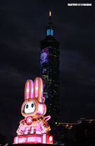 2023台灣燈會台北登場，主燈「玉兔壯彩」總高達22公尺的Robot造型科技玉兔主燈，巨型玉兔身著太空裝很有科技感，燈會現場結合在地民間宗教、企業及學校團體共同參與創作，讓民眾有不同的視覺。（記者邱榮吉/攝影）