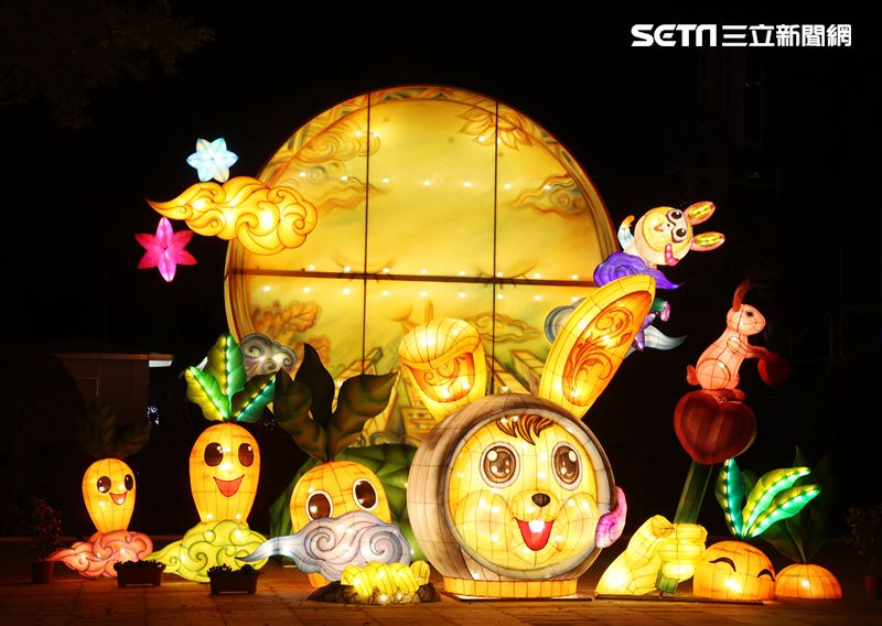 2023台灣燈會台北登場，主燈「玉兔壯彩」總高達22公尺的Robot造型科技玉兔主燈，巨型玉兔身著太空裝很有科技感，燈會現場結合在地民間宗教、企業及學校團體共同參與創作，讓民眾有不同的視覺。（記者邱榮吉/攝影）