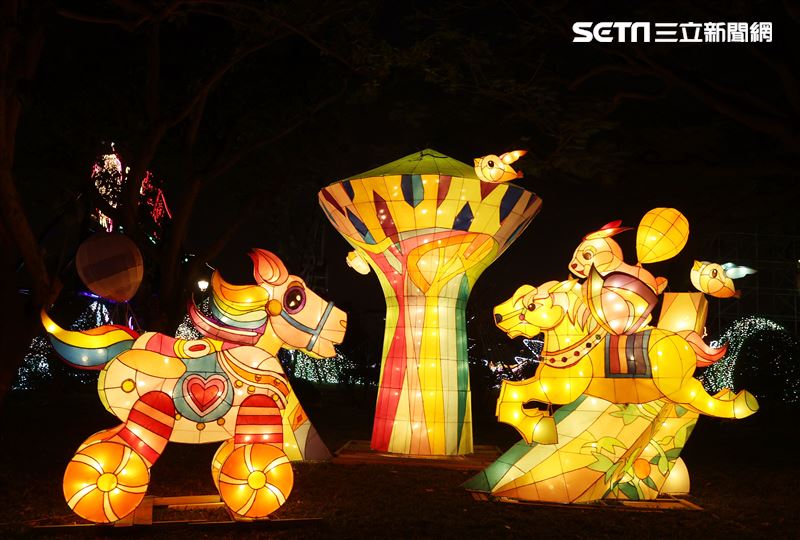 2023台灣燈會台北登場，主燈「玉兔壯彩」總高達22公尺的Robot造型科技玉兔主燈，巨型玉兔身著太空裝很有科技感，燈會現場結合在地民間宗教、企業及學校團體共同參與創作，讓民眾有不同的視覺。（記者邱榮吉/攝影）