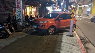 轎車違停人行道檢舉被打槍　新制得拍影片
