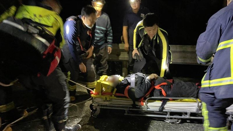 道路救援下車看狀況！　貢寮婦墜10米溪谷