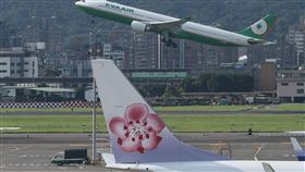 松山機場下午4時長榮航班起飛（2）長榮航空空服員20日下午4時起開始罷工，首日長榮與立榮航空國際、兩岸航線航班共33班架次恐受影響，以桃園機場所受影響最大。圖為長榮航空下午4時航班順利在台北松山機場起飛。中央社記者徐肇昌攝　108年6月20日