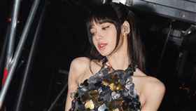 Lisa身穿兩截式亮片小洋裝，徹底展現她精緻好身材。（圖／翻攝自lalalalisa_m IG）