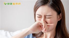 平時大掃除時，一定要記得配戴口罩與手套，並且保持通風，打掃完後記得更換衣物並洗手清潔，去除可能沾附的灰塵與過敏原，打掃完的環境也要間隔一段時間再進入，避免空氣中還殘留過敏物質。