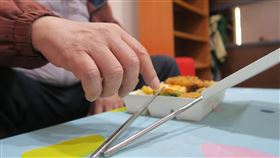 52歲陳先生在門診抱怨他老婆老罵他吃飯時筷子常掉地上，他也覺得奇怪，右手腕怎麼無力麻木。（圖／翻攝自衛生福利部彰化醫院粉專）