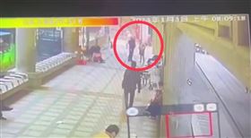 陳姓男子在艋舺公園內無故襲警。（圖／翻攝畫面）