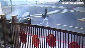 台中警匪追捕，開４槍，拒檢，逃逸，自撞電箱，嫌犯逃逸，文心路(圖／翻攝畫面)