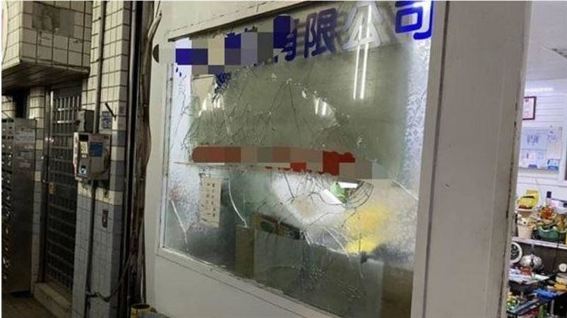 基隆工程行遭砸　球棒男落網詭扯行車糾紛