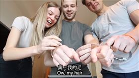 莫彩曦在台灣大玩「上銬挑戰」，違反台灣法律慘遭警察攔下！（圖／翻攝自莫彩曦臉書、YouTube）