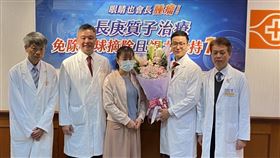賴小姐（右二）眼睛長腫瘤，長庚醫院質子治療免摘眼球救了她。（圖／記者簡浩正攝影）