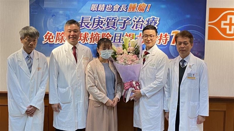 視線扭曲竟「眼睛長腫瘤」質子治療救了她