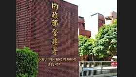 2023年的重點工作，包含要推動公有房地參與危老重建的修法工作及建立採用預鑄工法的容積獎勵等。（圖／資料照）