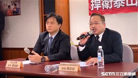 泰山企業公司派今（2）日召開捍衛泰山記者會，泰山企業董事詹皓鈞（圖左）、縱橫聯合法律事務所所長周武榮（圖右）出席。（圖／記者戴玉翔攝影）
