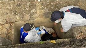 ▲苗栗縣西湖鄉上午8點多，於119線上有名老翁騎三輪車不慎摔進1.5公尺深的水溝（圖／消防提供）