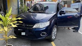 63歲的吳姓男子趁車主買咖啡的時間，將未熄火的車輛開走，從苗栗開到台中，直到警方察覺有異上前盤查，才將車輛尋回。（圖／警方提供）