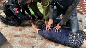 彰化大村，持槍討債，槍枝走火射進小弟腳底，攻堅，穿內褲落網(圖／翻攝畫面)