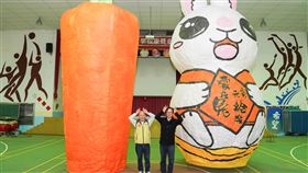 新北市平溪天燈主燈由觀光旅遊局長楊宗珉與「天燈大師」胡民樹共同揭開亮相。（圖／新北市政府提供）