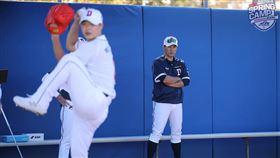 ▲李承燁看春訓牛棚。（圖／取自斗山熊FB）