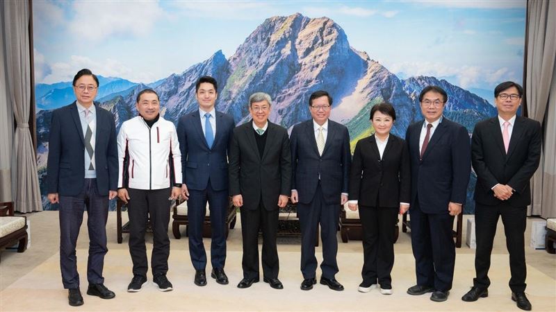 陳建仁首度與六都首長茶敘　合影畫面曝光