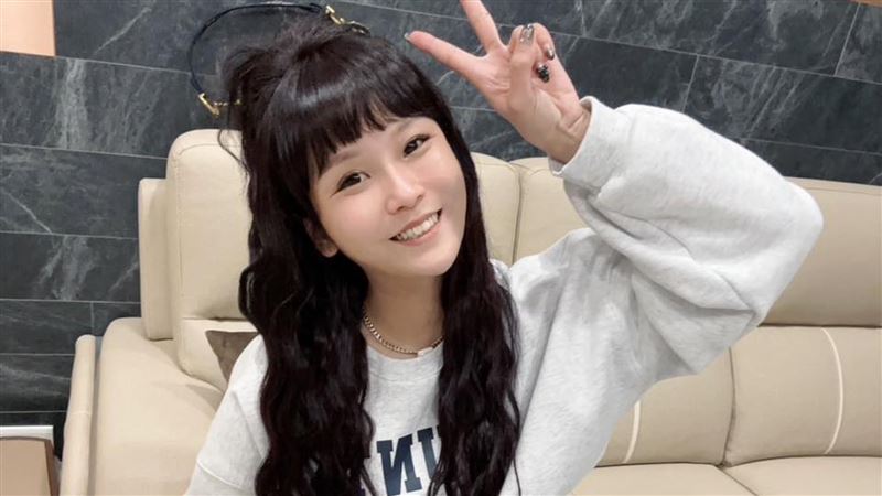 丟丟妹年後首曬近況　「低胸床照」太惹火